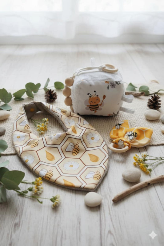 CADEAU NAISSANCE - CUBE EVEIL - HOCHET - BAVETTE