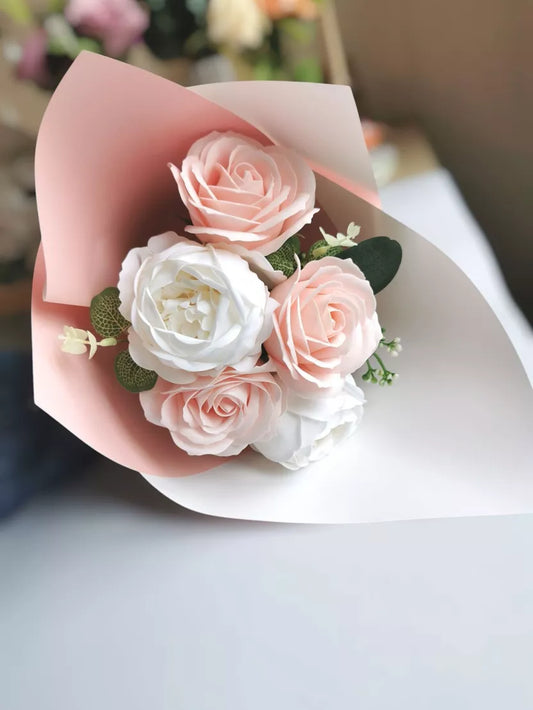 BOUQUET PLUME ROSES ET PIVOINES DE SAVON