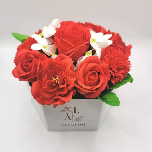 COMPOSITION EN FLEUR DE SAVON ROUGE ET BLANC