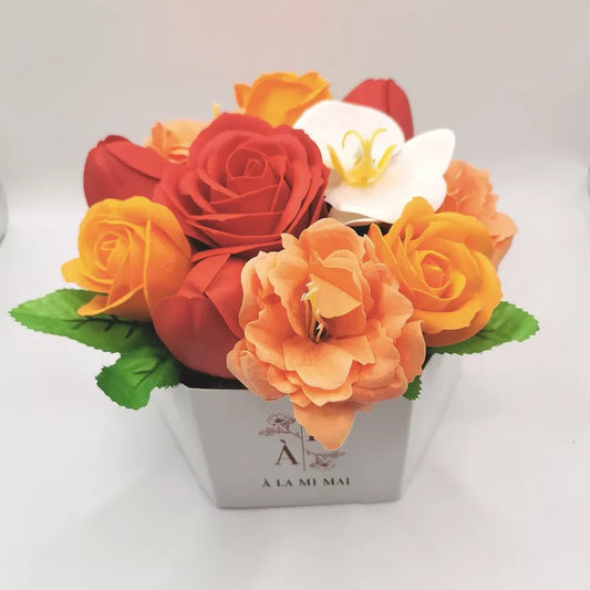 COMPOSITION EN FLEUR DE SAVON ORANGE / ROUGE ET FLEURON ORCHIDÉE