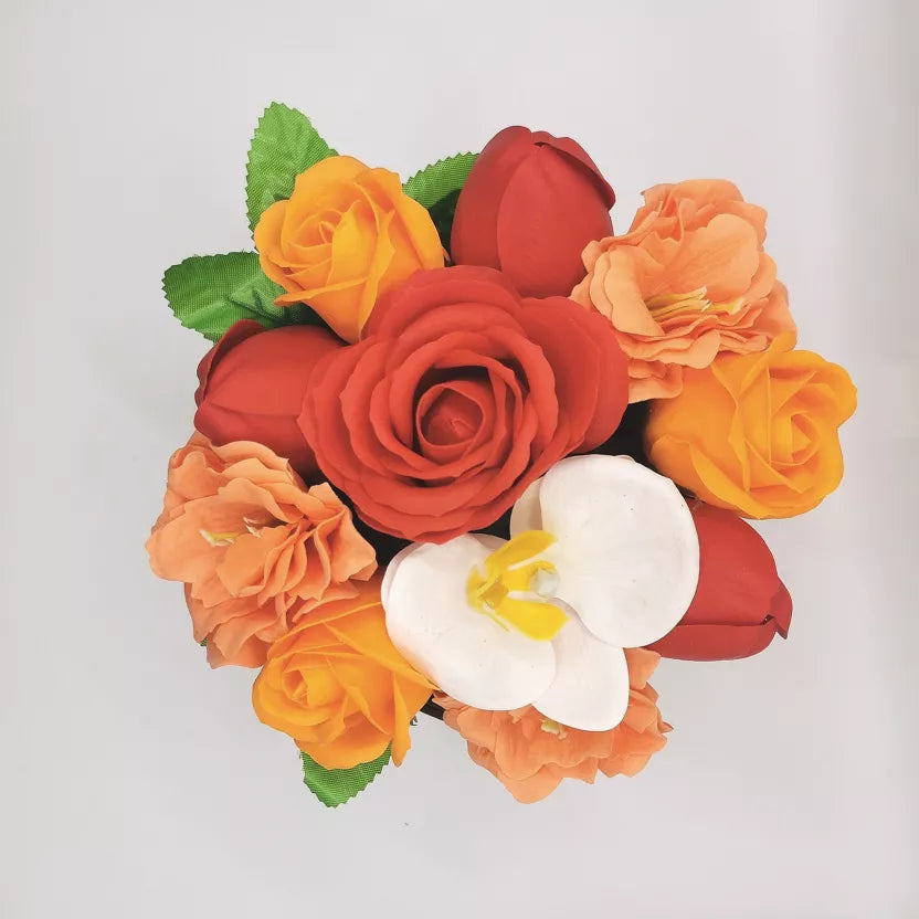 COMPOSITION EN FLEUR DE SAVON ORANGE / ROUGE ET FLEURON ORCHIDÉE